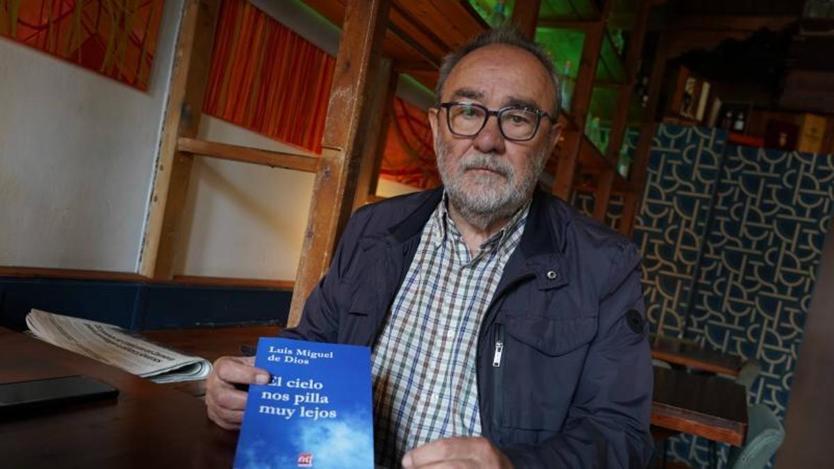 Luis Miguel de Dios con su último libro en sus manos