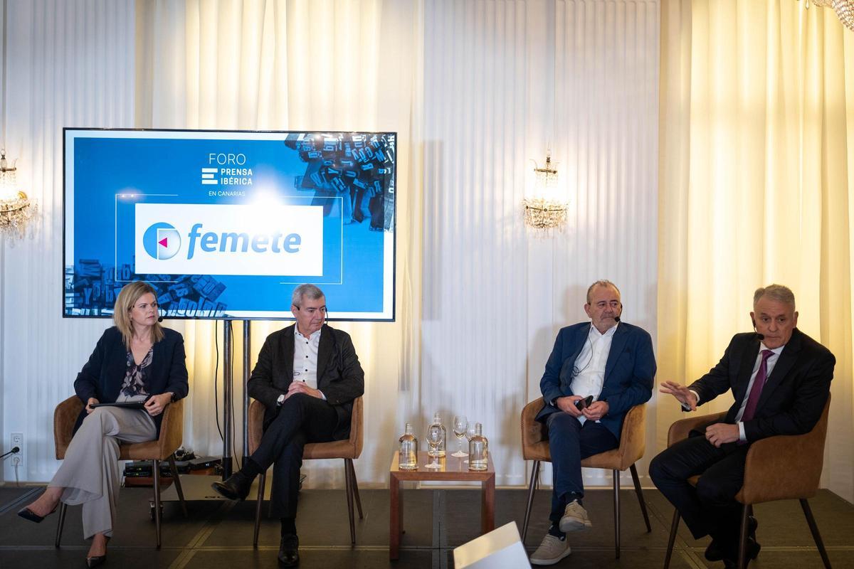 Elena Vela (CEOE-Tenerife), Abbas Moujir (Fauca),  Juan Carlos Betancor (Femepa) y José González (Femete) durante el debate.
