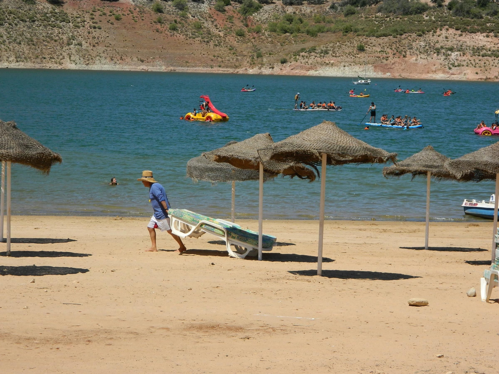 Los cordobeses disfrutan de sus playas de interior en Iznájar y La Colada