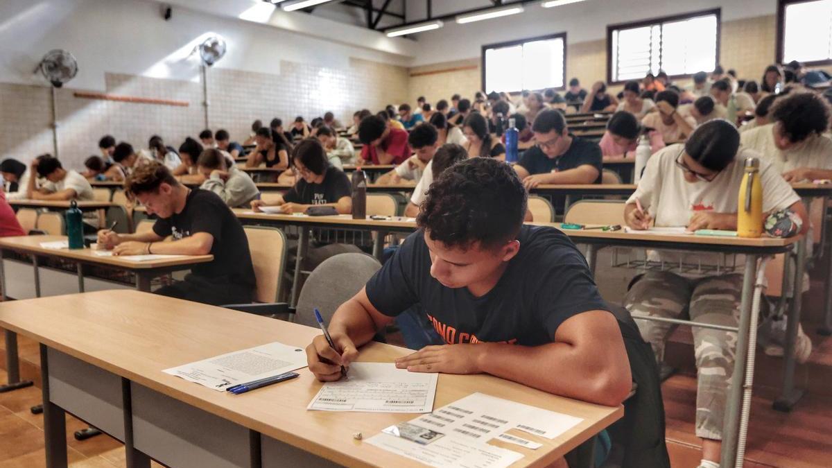 Un aula que acogió los exámenes de la EBAU en el Campus Guajara.