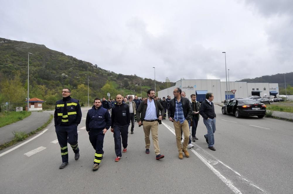 Los trabajadores de Thyssenkrupp en Mieres cortan la carretera