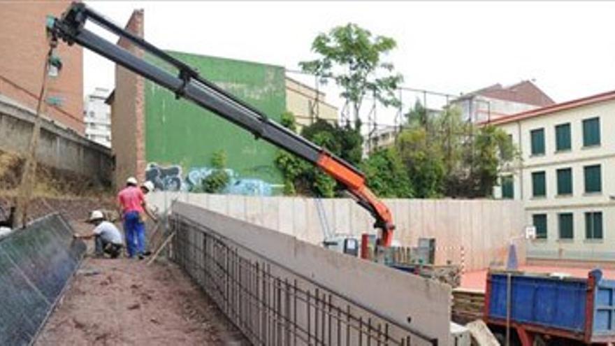 La Uex levanta una rampa en Cáceres para salvar los 25 escalones de su guardería