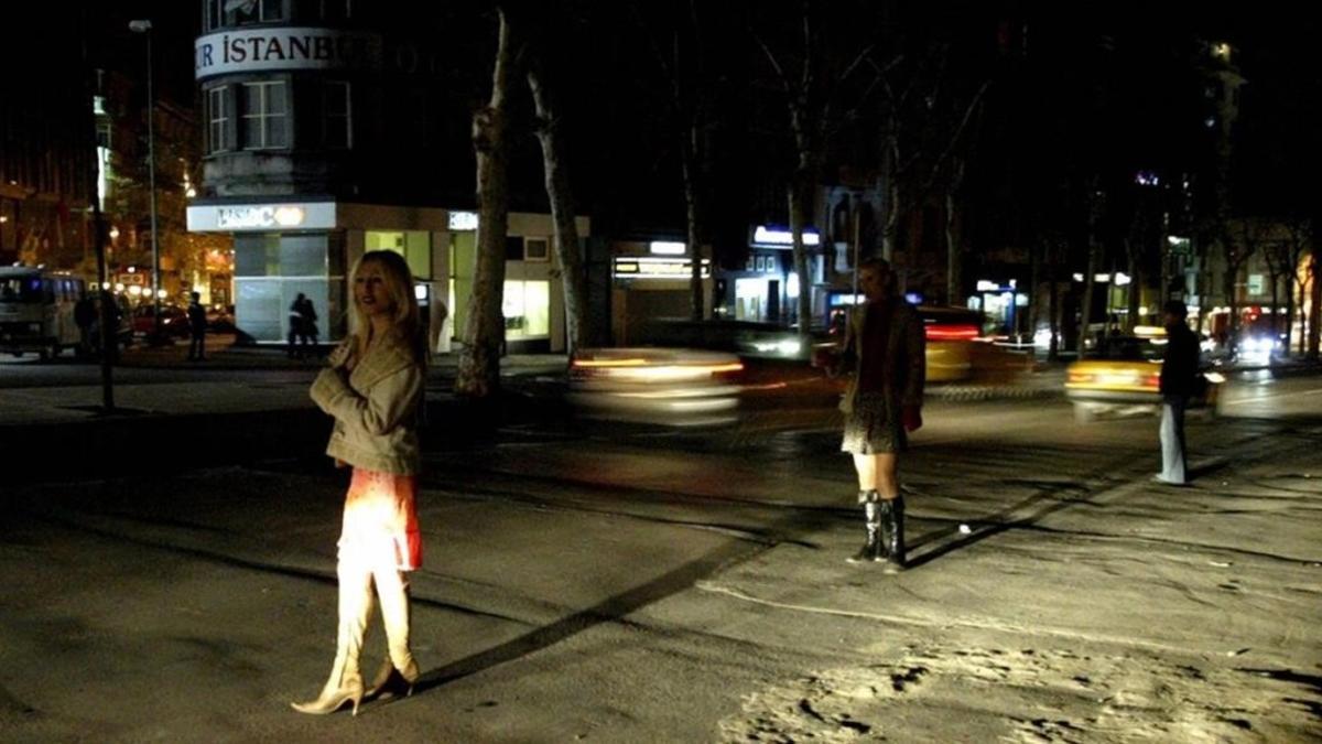 Prostitutas, en la vía pública.