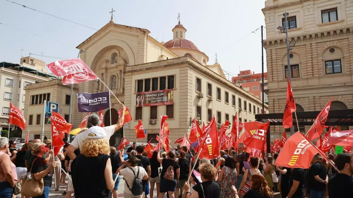 Más de un centenar de limpiadoras reclaman el desbloqueo del convenio en Alicante