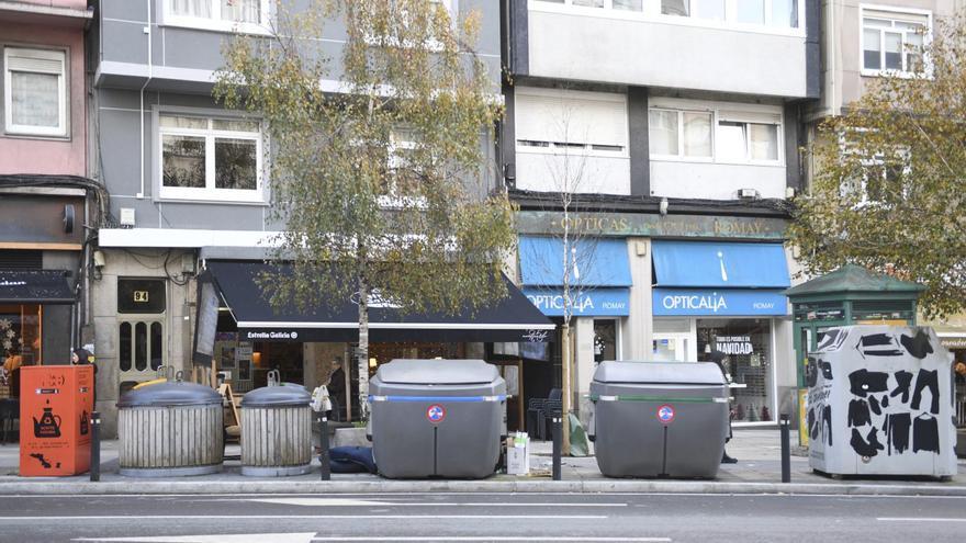 Punto de reciclaje en A Gaiteira, con contenedores de ropa y aceite en los extremos. |  Carlos Pardellas