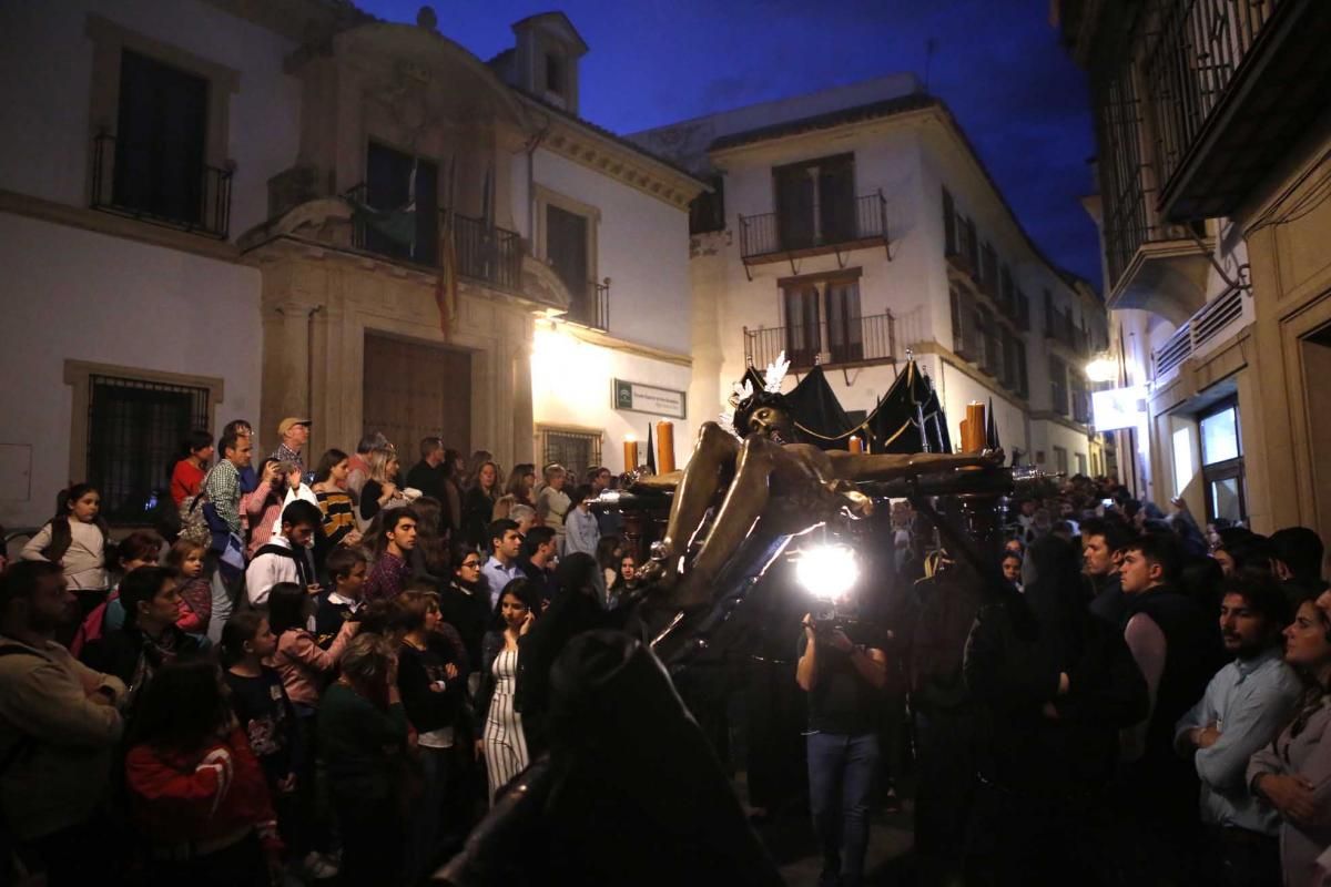 El Vía Crucis pone recogimiento a la noche cordobesa