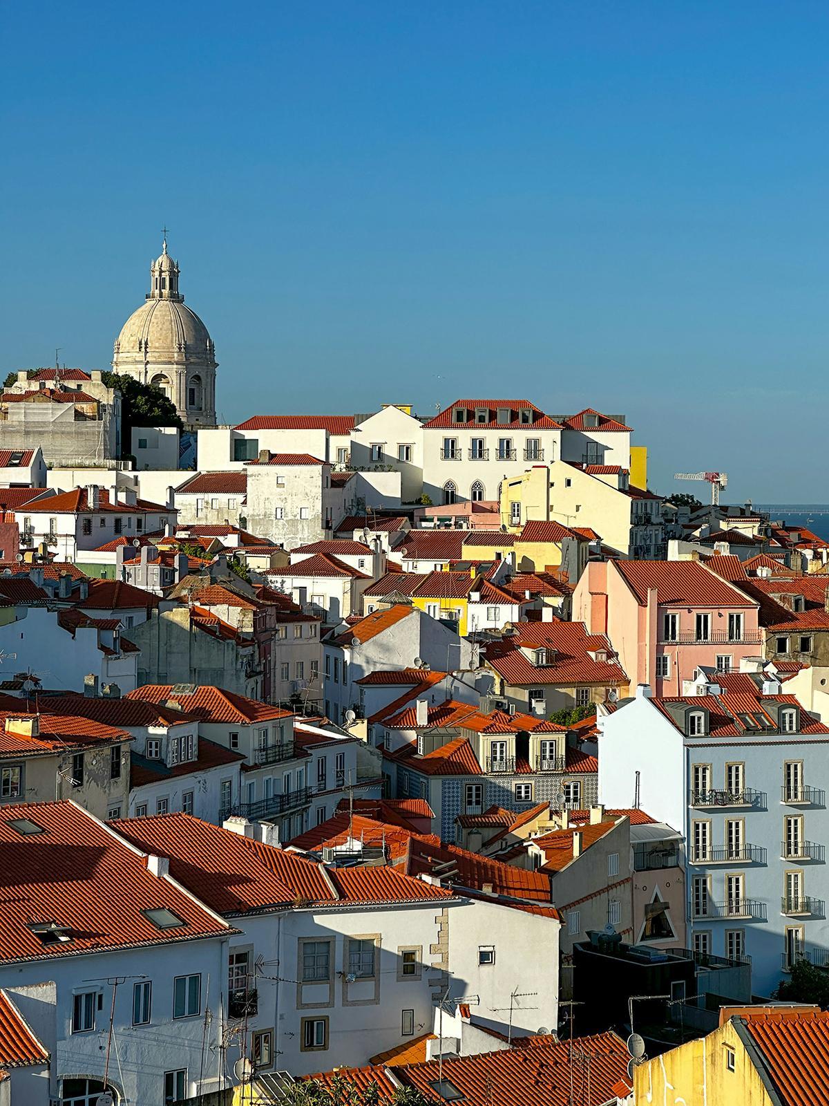 Vista de Alfama, uno de los barrios donde mejor se siente la Lisboa de la saudade y la memoria.