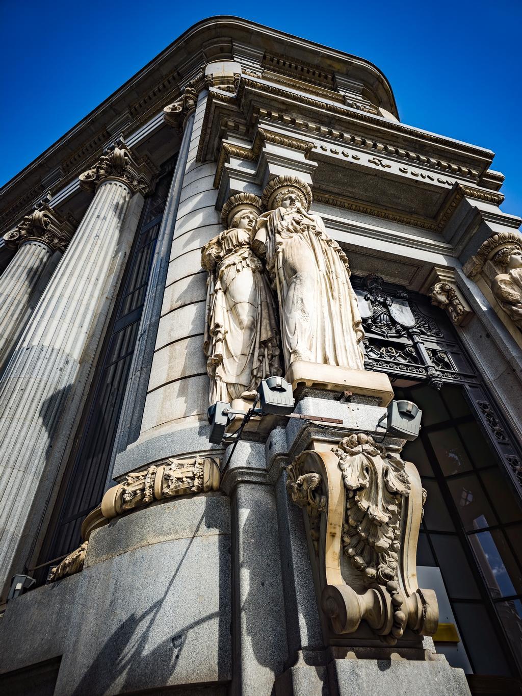 Cariátides del Instituto Cervantes.