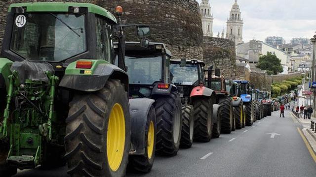 Los tractores rodeando la muralla de Lugo // Xesús Ponte