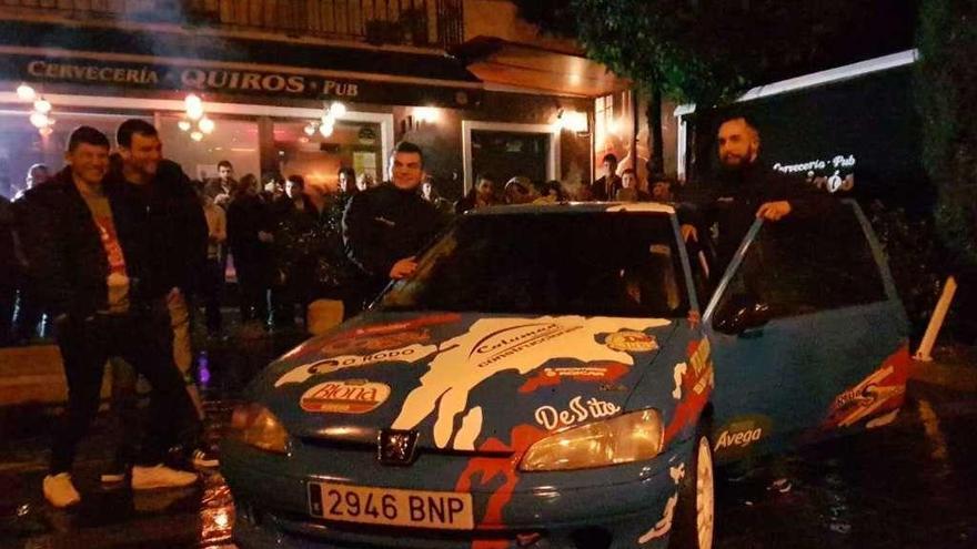 Os Kambotes Racing Team presenta su montura | El equipo Os Kambotes Racing Team se presentó el pasado fin de semana delante de los aficionados, en el Pub Quirós de Rodeiro, antes de afrontar el Gallego de asfalto, además de acudir al Rali do Cocido, puntuable para el CERA 2018. Gonzalo Val Fernández, Zalo Val, pilotará un remozado Peugeot 106 con el que disputará la Copa Volante FGA. Contará con José Gabriel Pose, un nuevo copiloto para dejar bien alto el pabellón rodeirense en ambos campeonatos.