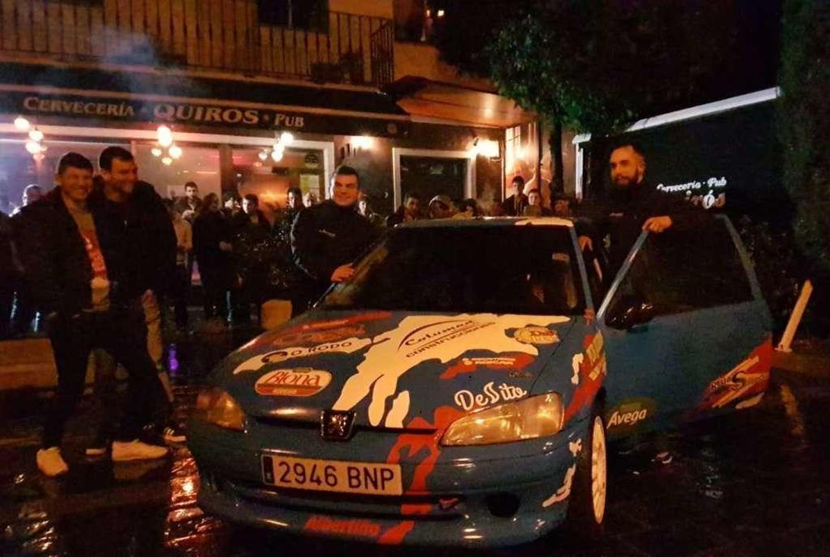Os Kambotes Racing Team presenta su montura | El equipo Os Kambotes Racing Team se presentó el pasado fin de semana delante de los aficionados, en el Pub Quirós de Rodeiro, antes de afrontar el Gallego de asfalto, además de acudir al Rali do Cocido, puntuable para el CERA 2018. Gonzalo Val Fernández, Zalo Val, pilotará un remozado Peugeot 106 con el que disputará la Copa Volante FGA. Contará con José Gabriel Pose, un nuevo copiloto para dejar bien alto el pabellón rodeirense en ambos campeonatos.