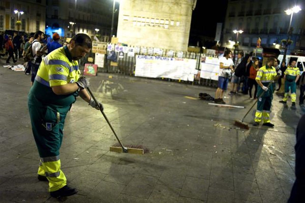 Personal de la neteja treballa a la Puerta del Sol després de ser desallotjada dilluns a la matinada per la presència d’unes 200 persones, dues de les quals han estat detingudes per resistència i desobediència a l’autoritat.