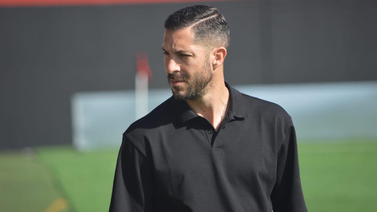 El entrenador del Salerm Puente Genil, Álvaro Cejudo, durante un encuentro del equipo rojillo.