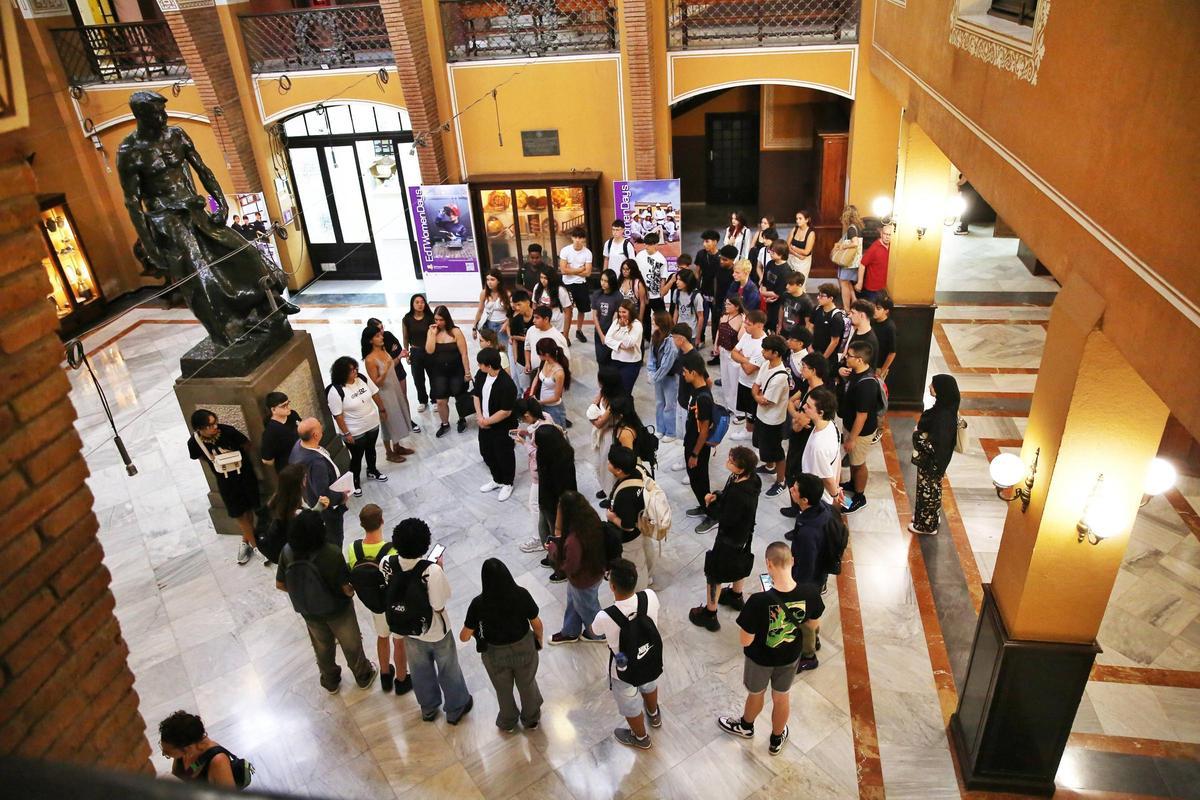 Ambiente en el Institut Escola del Treball de Barcelona el primer día de clases en la FP.