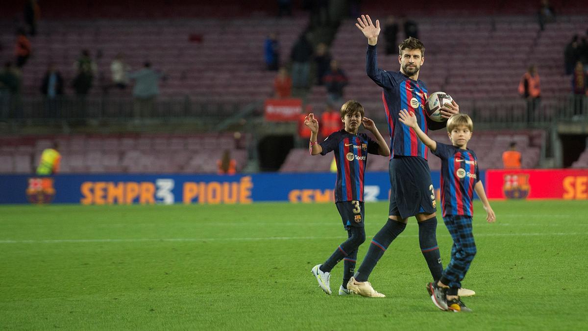 Piqué junto a sus hijos Sasha y Milan se despide de la grada de animación del Camp Nou tras jugar su último partido de liga entre el FC Barcelona y el Almería en el Camp Nou.