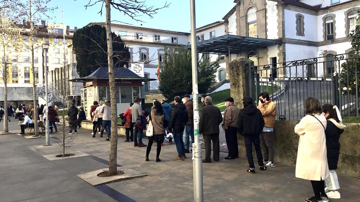 Colas ante el hospital provincial de Pontevedra para hacerse pruebas PCR