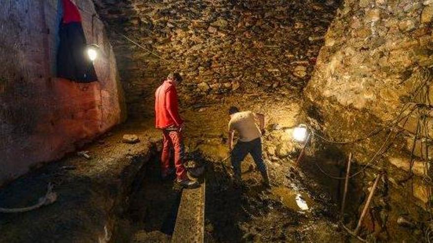 La galeria subterrània coneguda com Pou de gel o Ull de Basilisc, situada sota la plaça de l&#039;Ajuntament