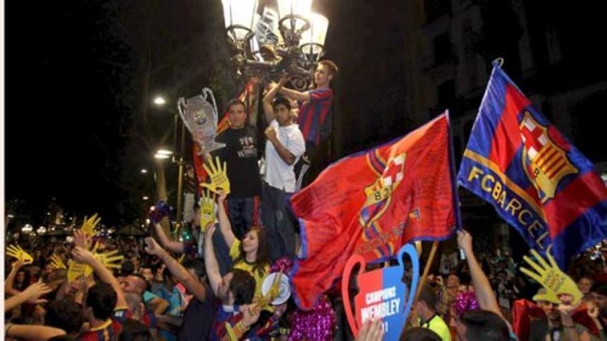 Decenas de culés celebran el título en Canaletas