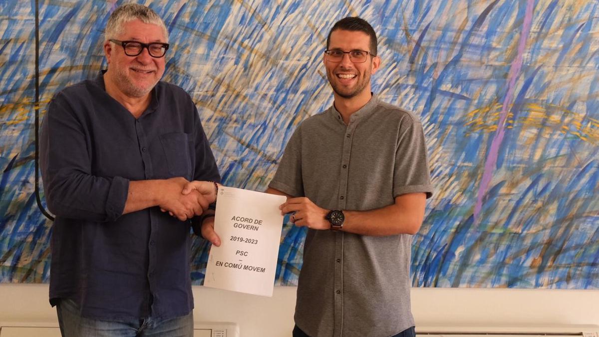 Antonio Balmón (PSC) y Claudio Carmona (En Comú Movem) en la presentación del acuerdo de gobierno en Cornellà