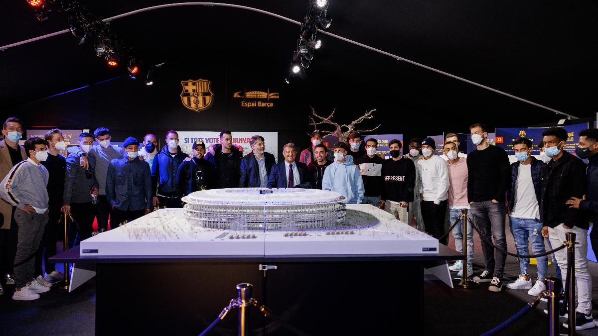 El primer equipo azulgrana visita la expo del Espai Barça para conocer cómo será el Camp Nou del futuro