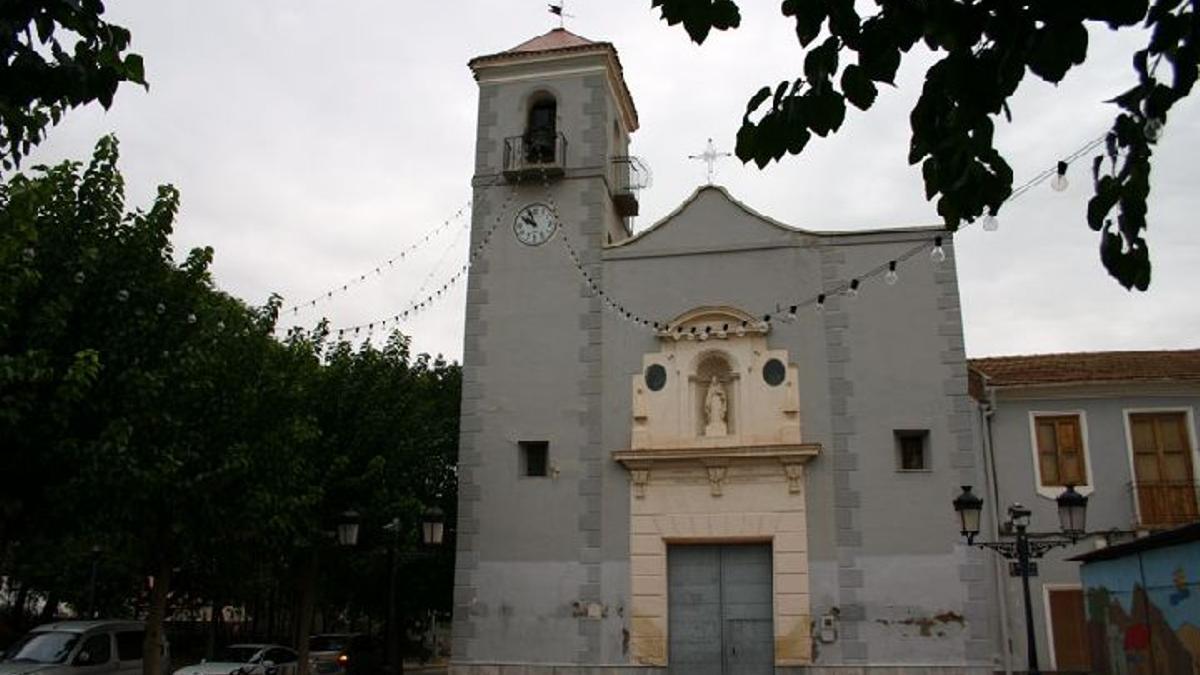 La iglesia de Nonduermas, pedanía que se resiste a poner las luces de Navidad un mes antes del festejo.