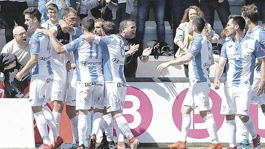 Los jugadores del Baleares celebran el gol de Allés que les dio el triunfo ante el Hércules.