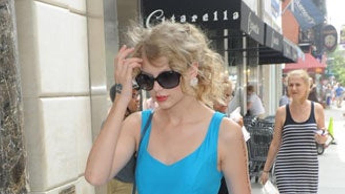 Taylor Swift apuesta por el azul