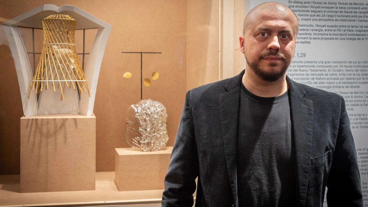 Andrea Mastrovito junto a su figura del Cordero que se colocará en la Sagrada Família