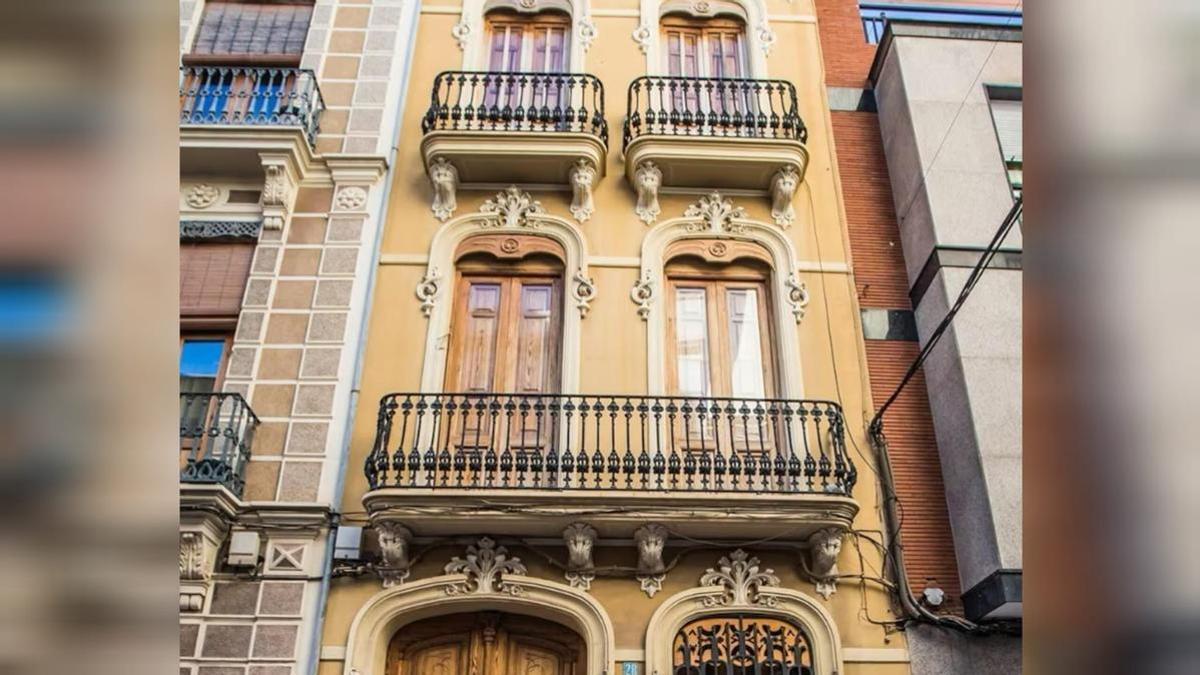 Foto de una fechada modernista situada en el centro histórico de Burriana.