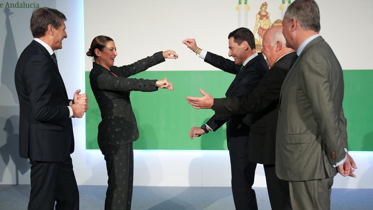 El presidente Juan Manuel Moreno en el Día de la Bandera junto a la bailaora Sara Baras.