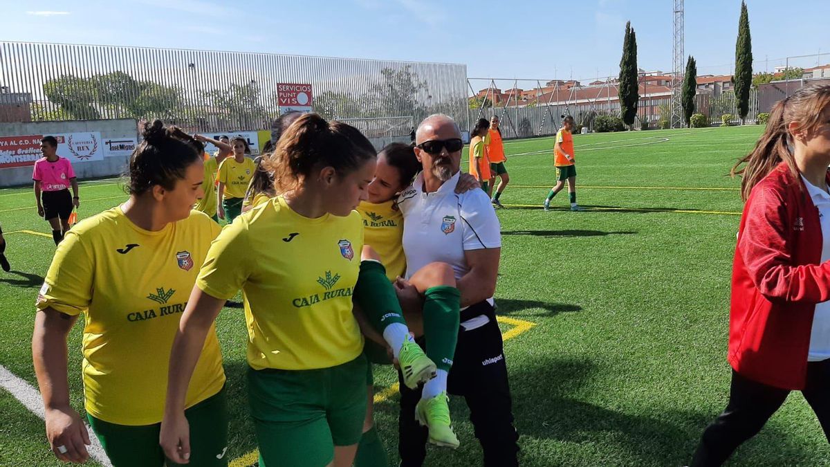 Patricia abandona el campo salmantino lesionada.