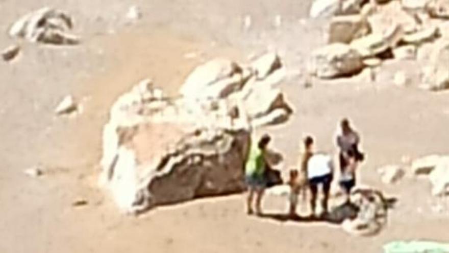 La familia sorprendida en la playa en XÃ bia durante el confinamiento.