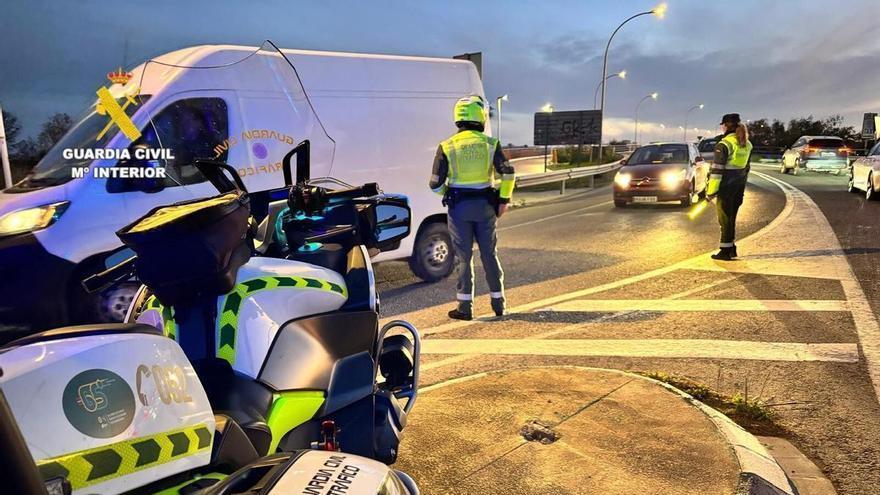 Luz verde de la DGT para el adiós a poner el toldo o ventanas abatibles de la autocaravana o camper cuando estén aparcados: la Guardia civil extrema la vigilancia tras la norma