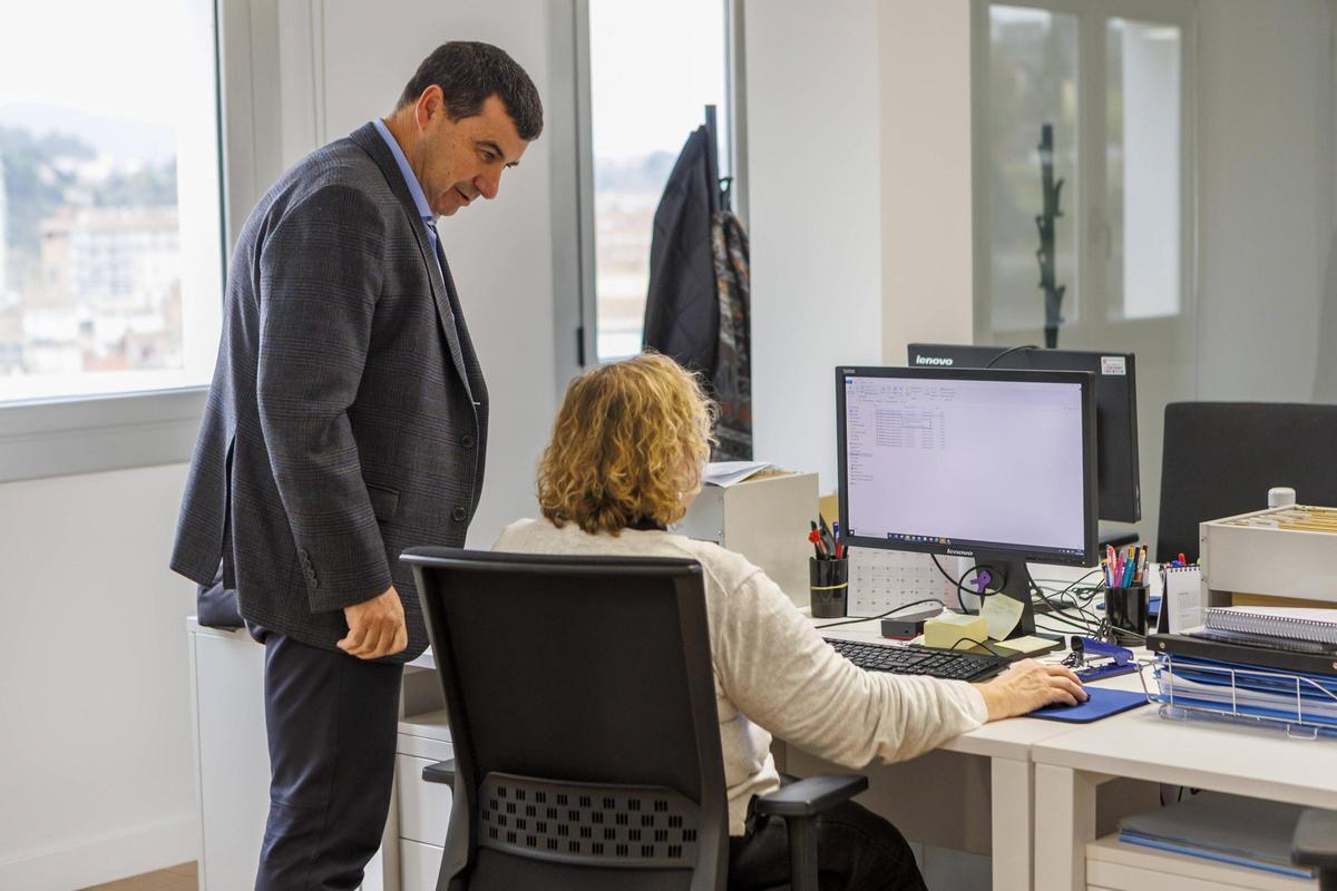 El gerent, Toni Sánchez, en un moment de la seva feina a la seu de Salut a Manresa