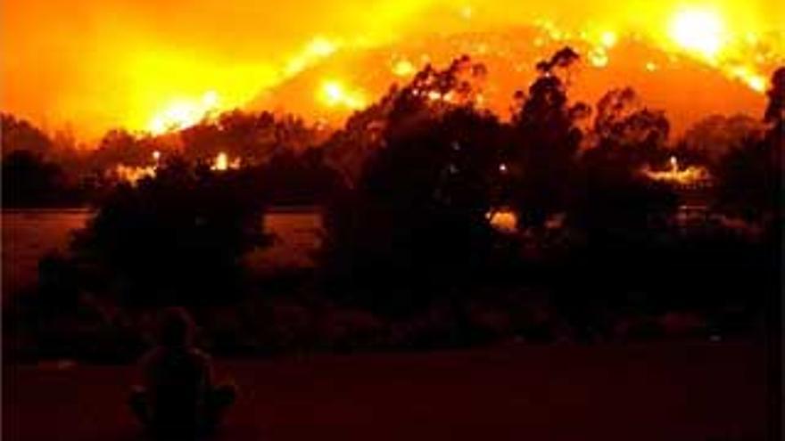 Empiezan las evacuaciones forzosas por el incendio en el Griffith Park de Los Ángeles