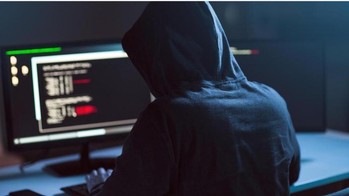 Un ’hacker’ manipula un ordenador para intentar perpetrar un ciberataque