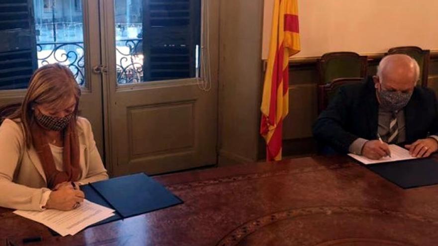 Moment de la signatura de la cessió entre la consellera de Cultura, Àngels Ponsa, Francesc Villegas