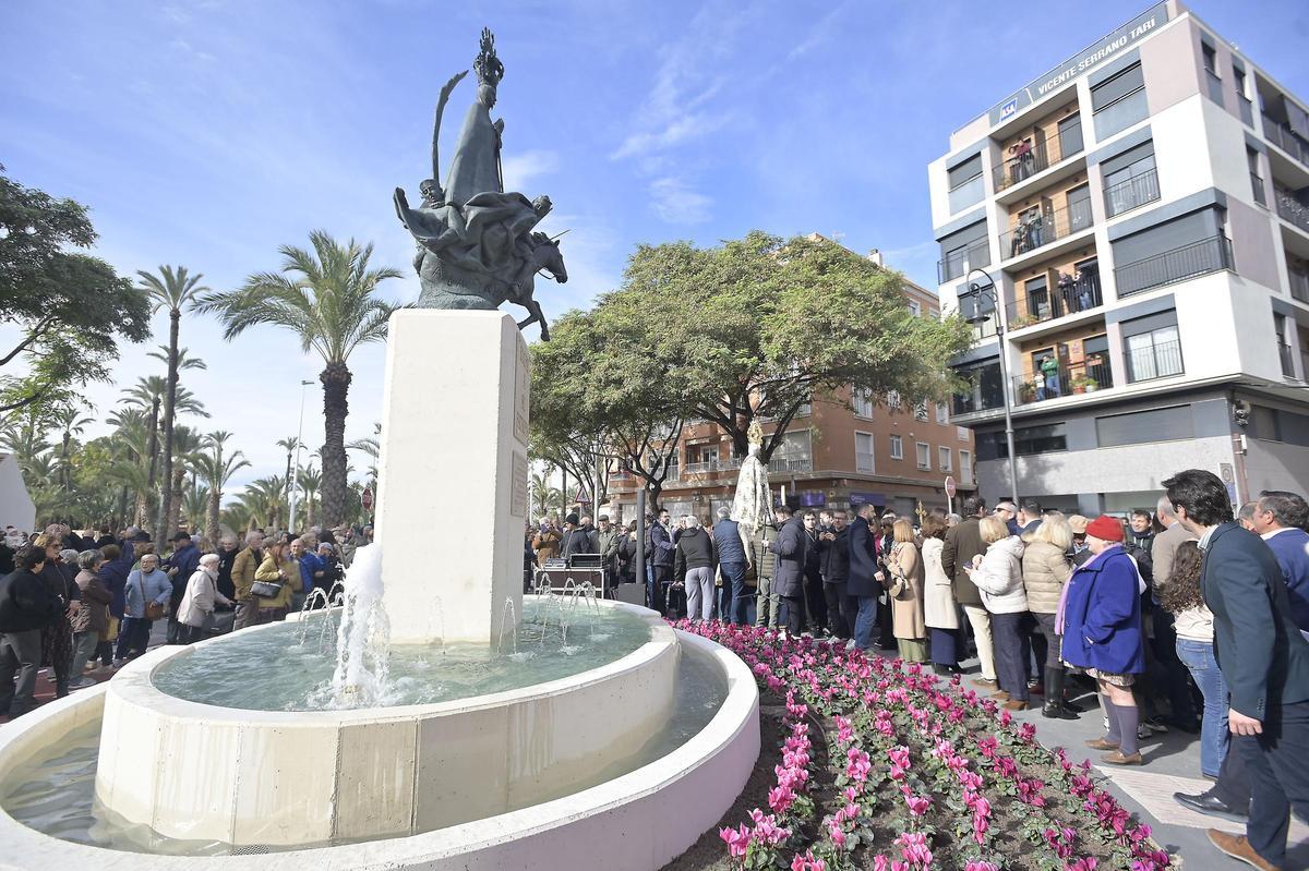 La nueva fuente dedicada a la Venida de la Virgen, que se ha colocado en las Puertas Coloradas, donde estaba la de Salvador Soria.