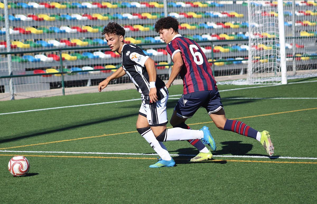 EL juvenil A del CD Castellón cerró la pretemporada con derrota ante el Levante (1-2).