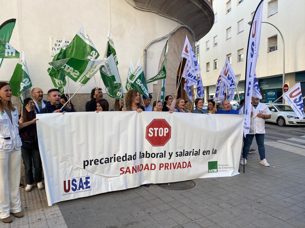 Imagen de la concentración frente al hospital de la Cruz Roja