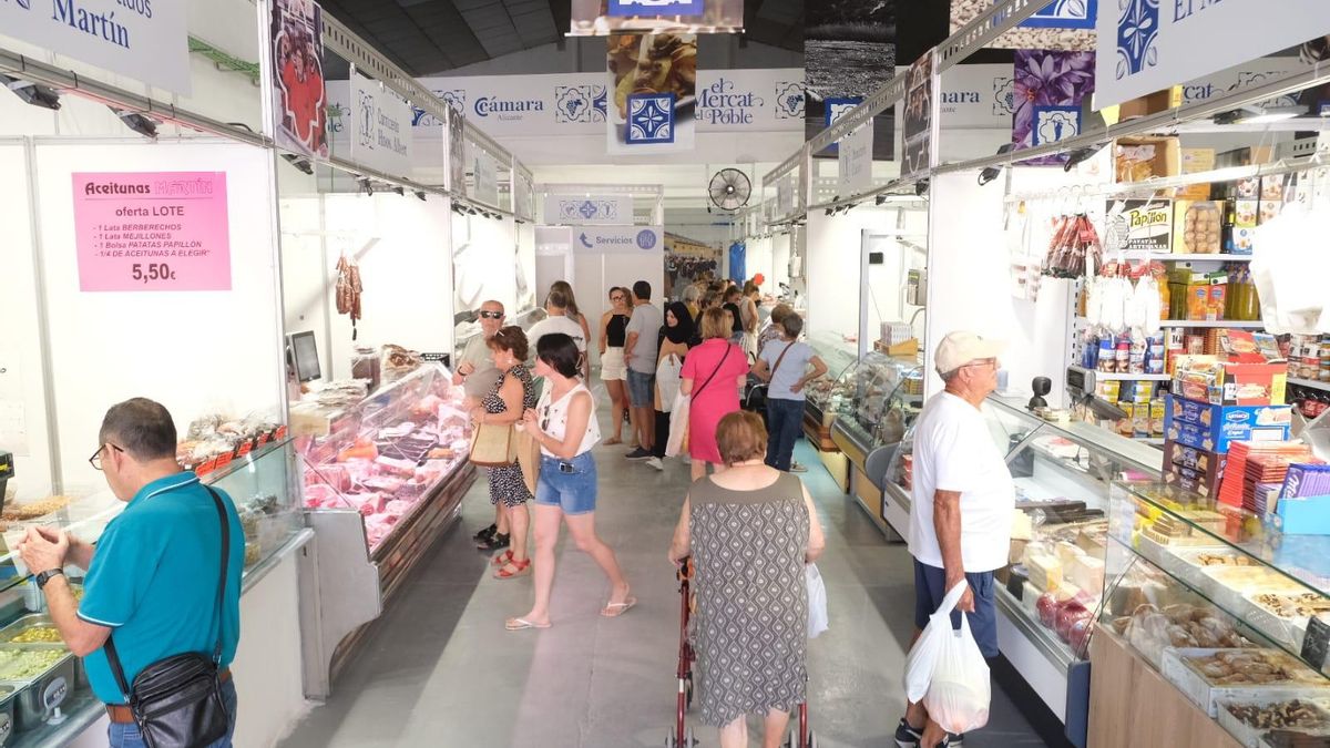 Clientes en el mercado provisional de Novelda. En el techo, uno de los ventiladores.