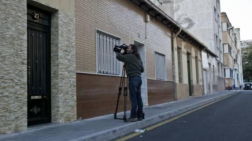 Un cámara graba el inmueble donde estaba la casa en la que vivía la menor fallecida.