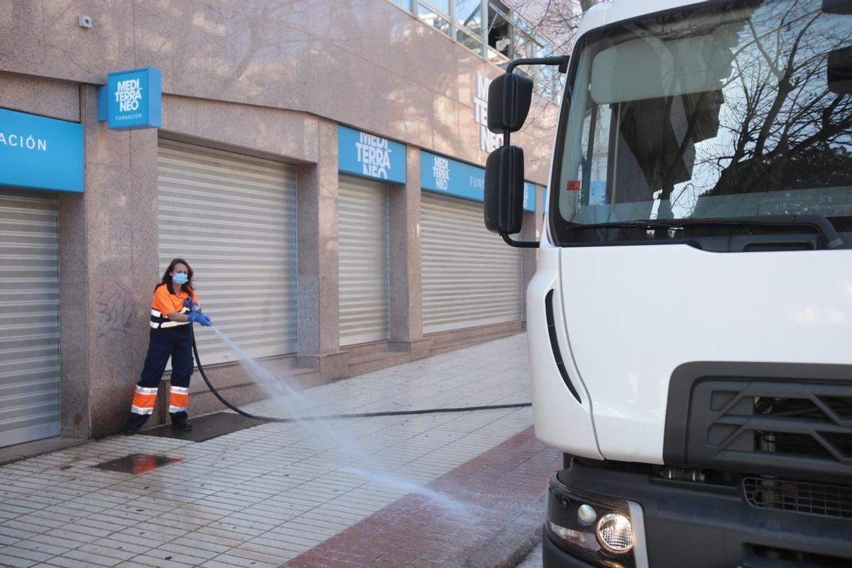 Baldeo exprés en Alicante para limpiar la lluvia de barro Baldeo exprés en Alicante para limpiar la lluvia de barro