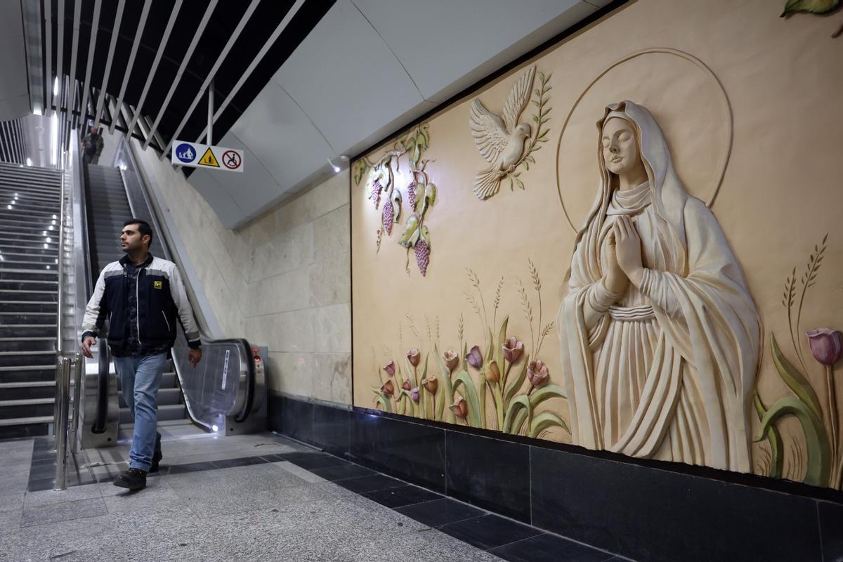 Un irani camina por el interior de la estación del metro de Teherán dedicada a la Virgen María.