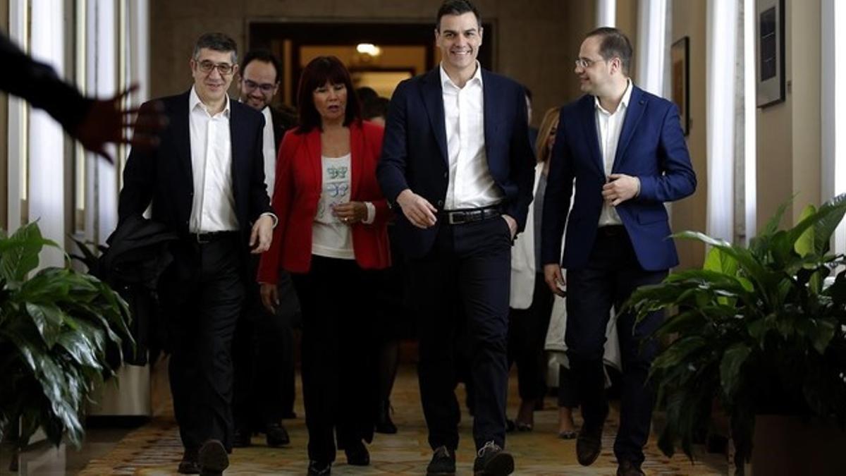 Sánchez, en el centro, a su llegada a la reunión con los parlamentarios socialistas, este martes.