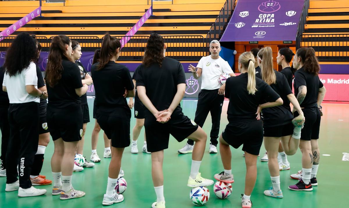 Charla técnica de Víctor Quintero durante el entrenamiento
