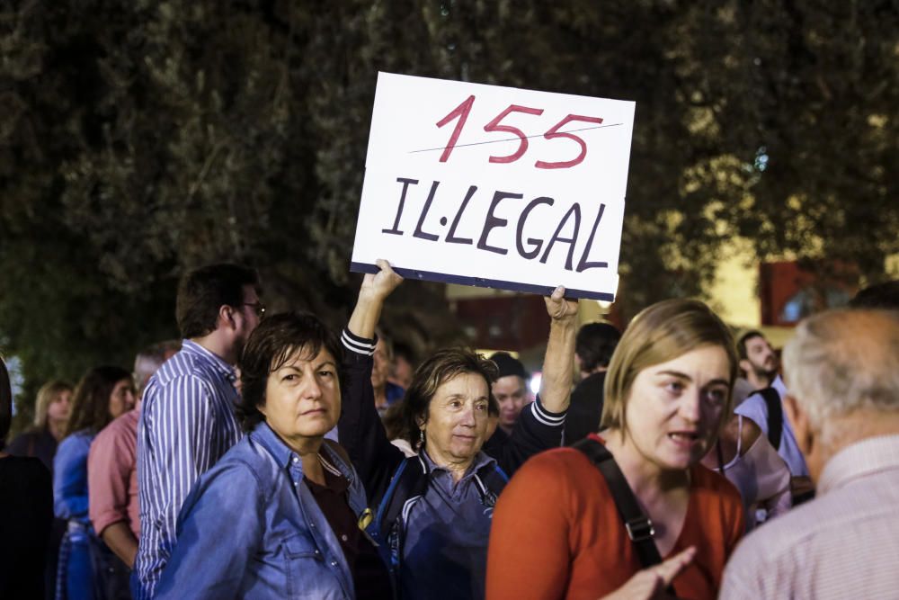 Anhänger der katalanischen Separatisten demonstrieren auf dem Rathausplatz von Palma