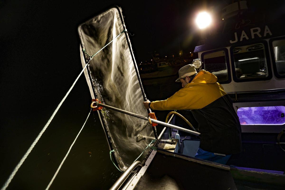 Las solitarias y duras noches de los anguleros de Asturias