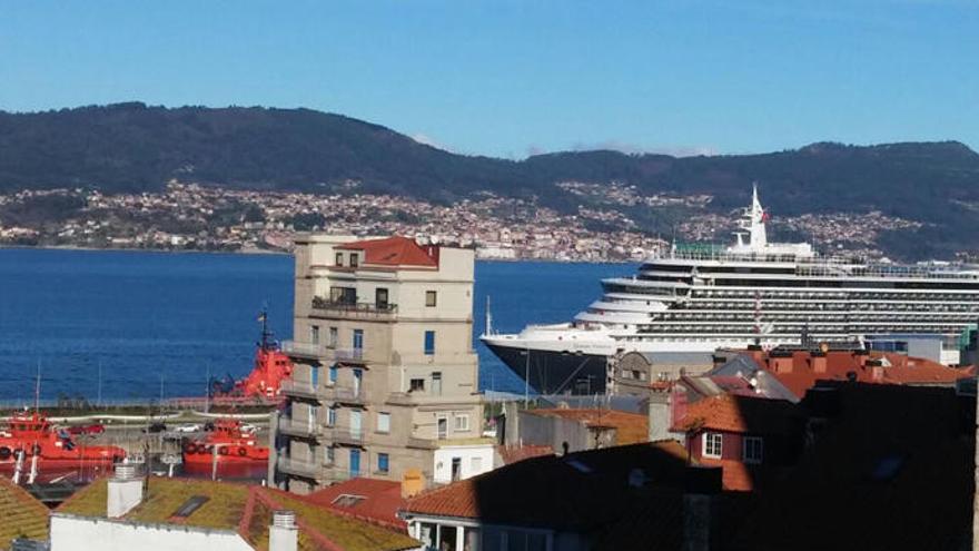 El  Queen Victoria en el puerto de Vigo. // A. M