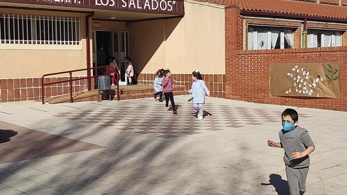 Un grupo de escolares saliendo al patio en Los Salados.